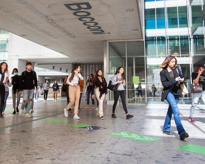Roentgen: main entrance and people